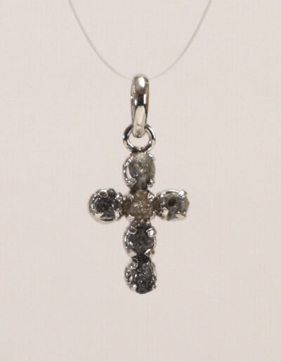 Rohdiamant-Kreuz-Anhänger-0070